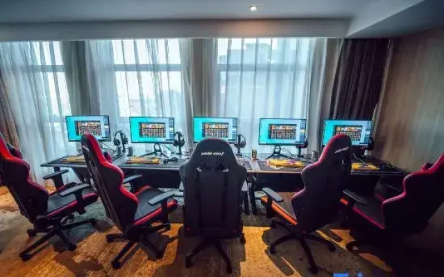 Yuhua E-sports Hotel (Zhengzhou East High-speed Railway Station)