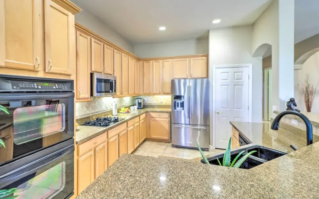 Pool & Putting Green: Goodyear Home on Golf Course
