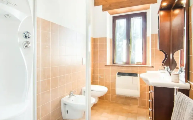Agriturismo in the Appenines with Covered Swimming Pool & Hot Tub