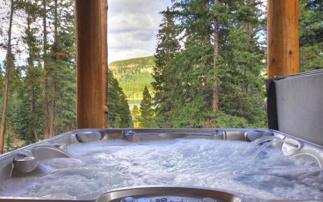 Grand Moose Lodge 3 Bedroom Home by RedAwning