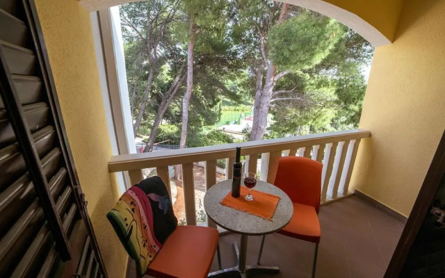 Amazing Apartment in Podstrana With Wifi