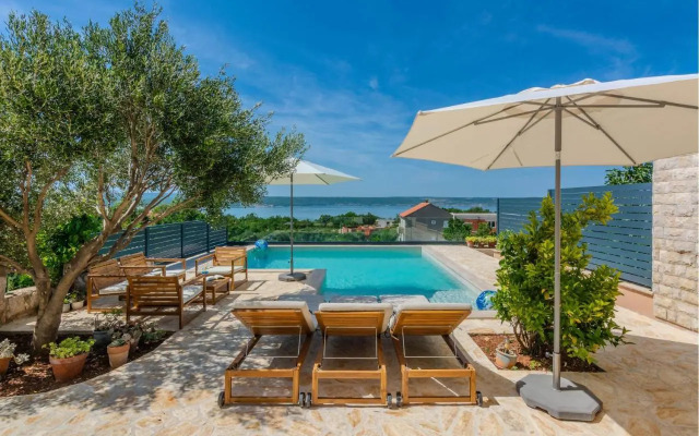 Four-Bedroom Holiday home Maslenica with Sea View 01