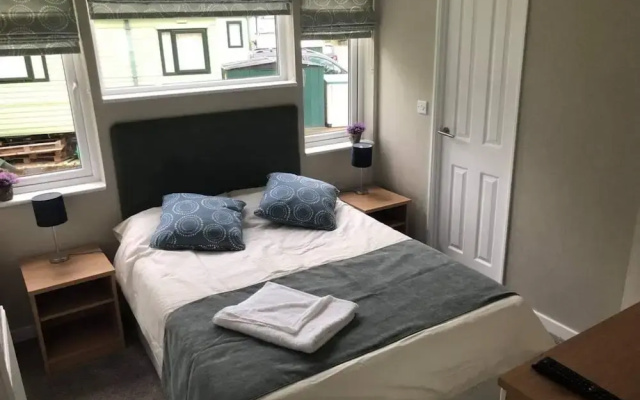 Beautiful and Tranquil Lakeside Lodge - Sleeps 5