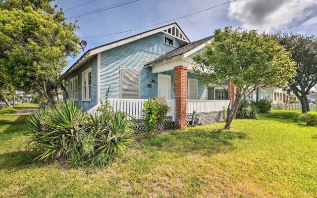 2 Mi to Beach & Seawall: Quaint Home in Galveston!