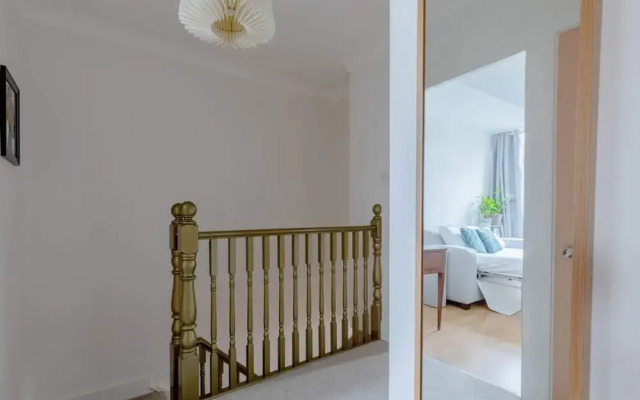 Scandi-style 2BD Maisonette W/garden Brick Lane!