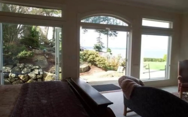 Sea Mist Waterfront Inn