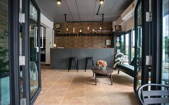 The Season Airport Udonthani By Zuzu