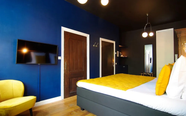 1637 Historic Canal View Suites