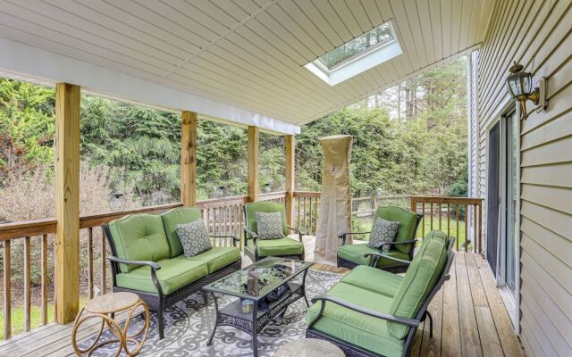 Lake & Pool Access: Spacious Home in Newland