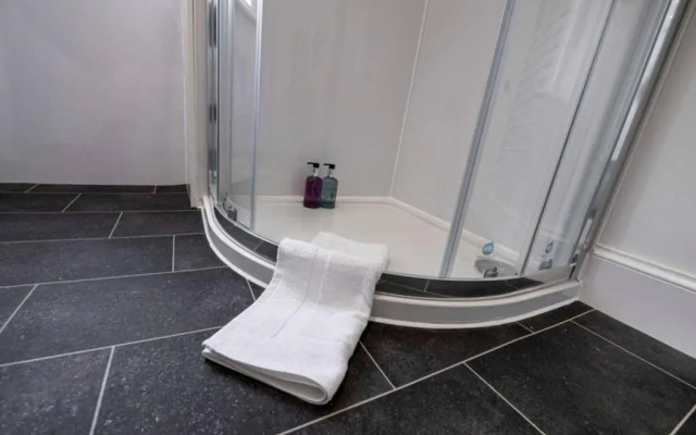 ☆ Bright, Modern West-End Apartment ☆