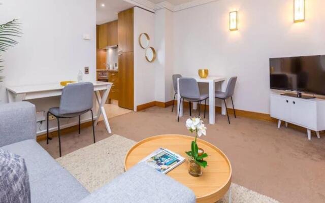 Stylish Central City Apartment with  Pool and Gym
