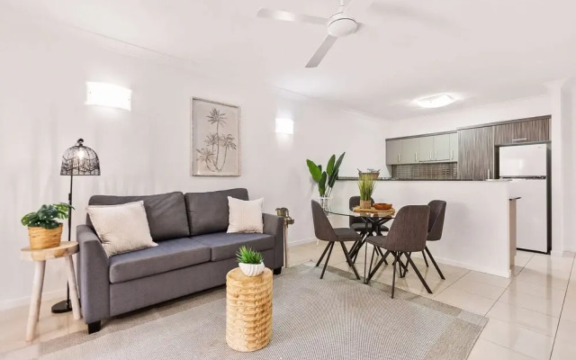 Lux Apartment Cairns - 9 Pools BBQ Gym