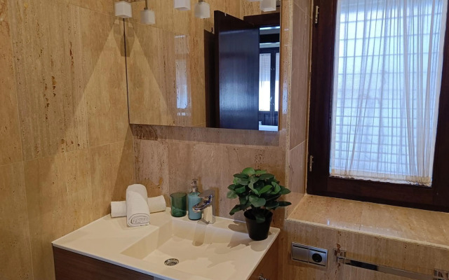 APARTAMENTOS DELUXE PALACIO DE LOS JERÓNIMOS free parking