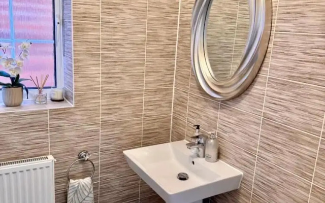 High END Spacious 4 Bed House - Free Parking