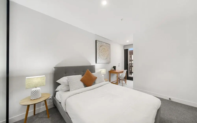 Phillip 2-bed: Chic Interiors, Amazing Amenities