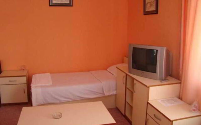 Ada Hotel