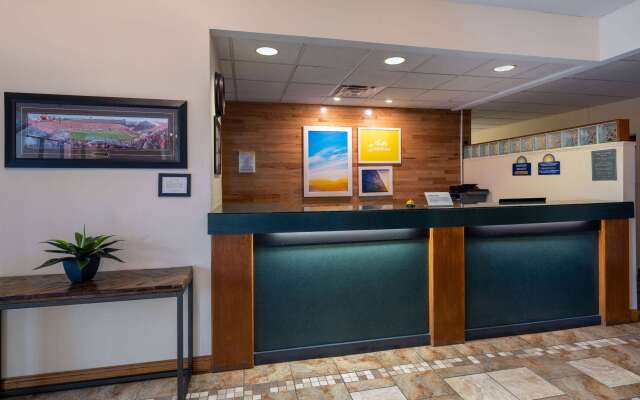 Days Inn & Suites by Wyndham Madison