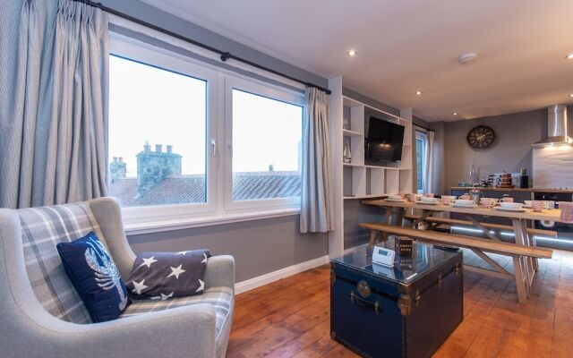 Captains Lookout - Cosy House With Sea Views