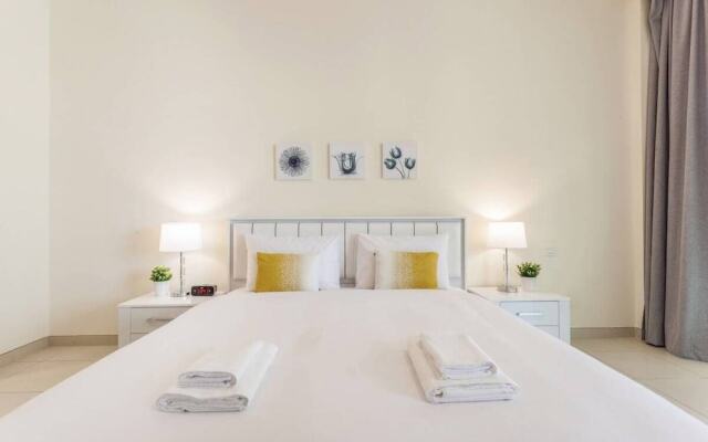 Canal Views Spacious Apartment in Business Bay