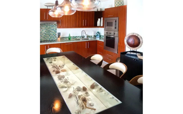 Aqua Vue by Island Properties Online