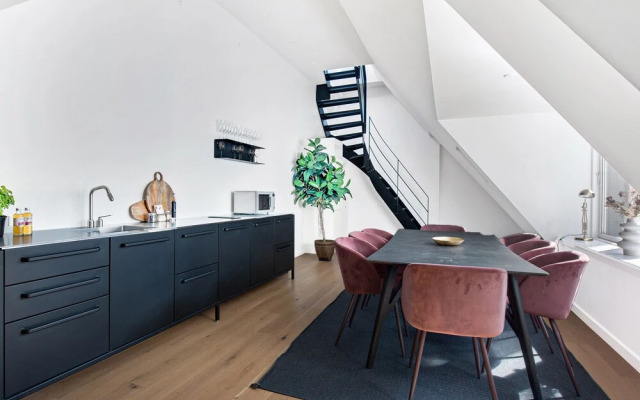 Sanders King - Cute 3-bdr Apt in City Center