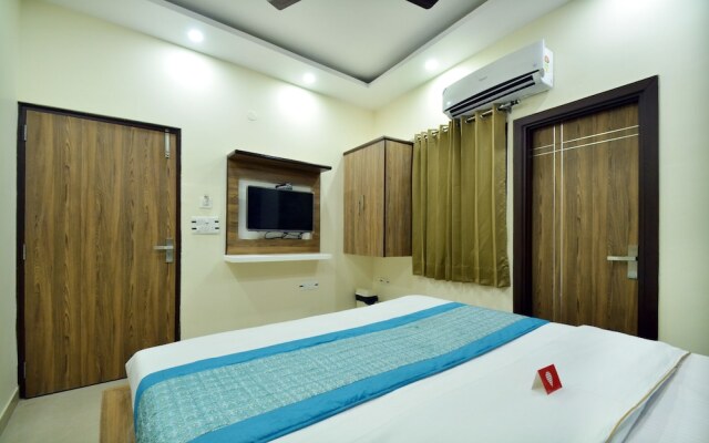 OYO 8666 Hotel The Queen