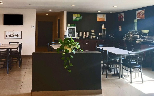 Quality Inn & Suites near Downtown Bakersfield