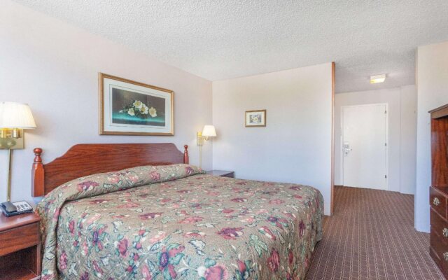 Napoleon Inn & Suits