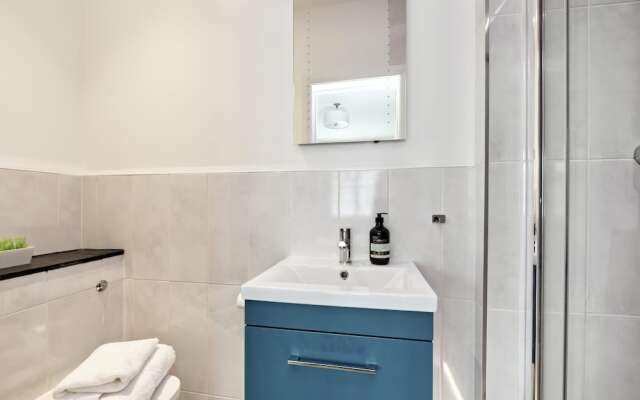 Beautiful Battersea Garden Flat by Underthedoormat