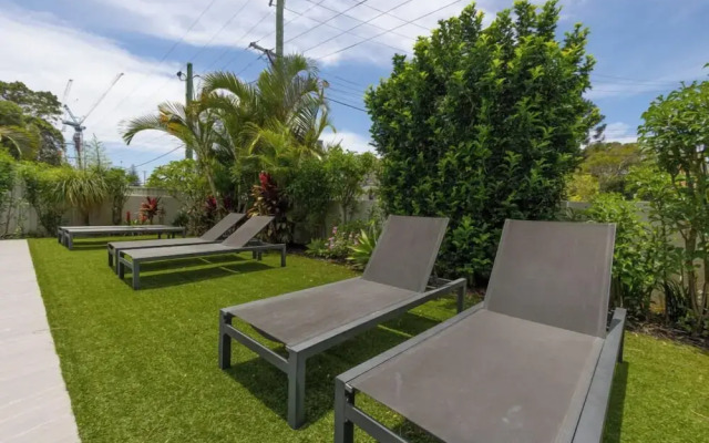 Cosy Central Burleigh Getaway