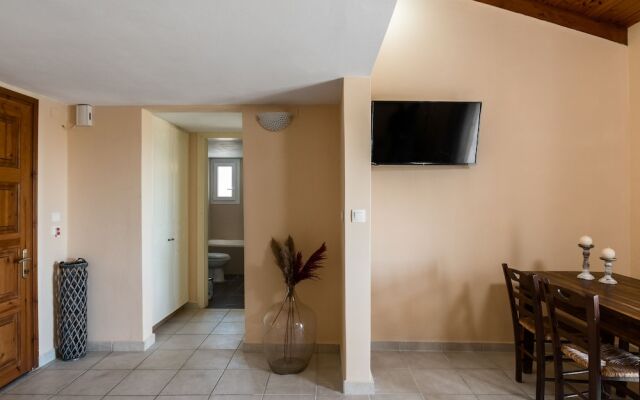 Aloe Apartments by Konnect, 500m from Dassia Beach