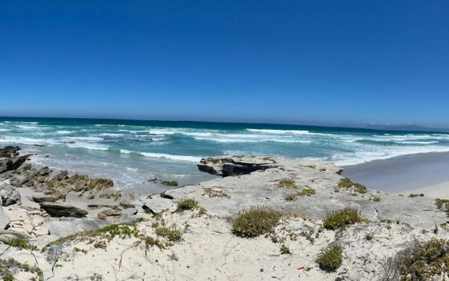 Casa Balena - Gansbaai seafront accommodation, back-up power