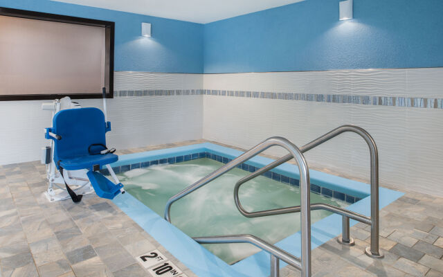 Holiday Inn Express Hotel & Suites Bismarck by IHG