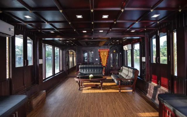 Upper Deck Houseboat