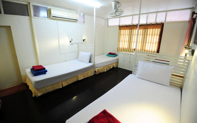 Phi Phi October House