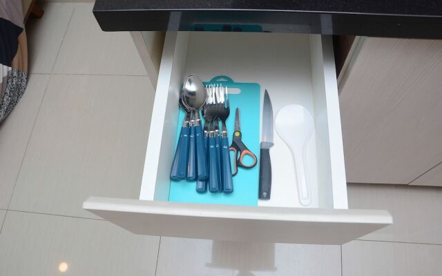 Warm and Cozy 2BR Apartment Woodland Park Residence