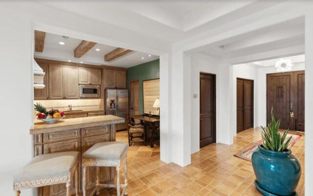 Best Executive-Style Luxury Residence on Property