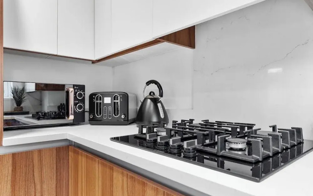 Spacious 4BR Home in Brentford, Free Parking