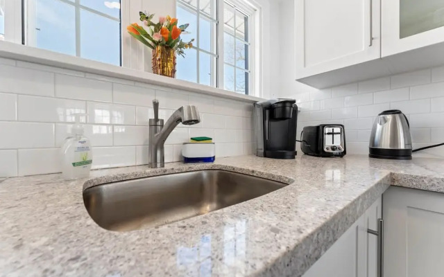 Private Studio Apartment in Burlington - U5