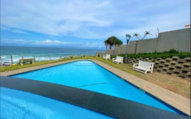 Whale Rock, Modern Beachfront Apartment
