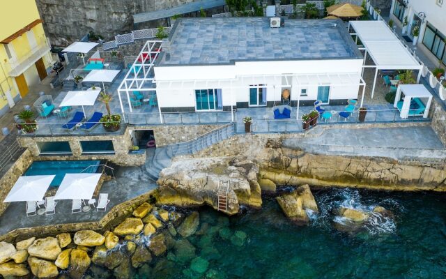 Beachfront Villa Sorrento & private sea access