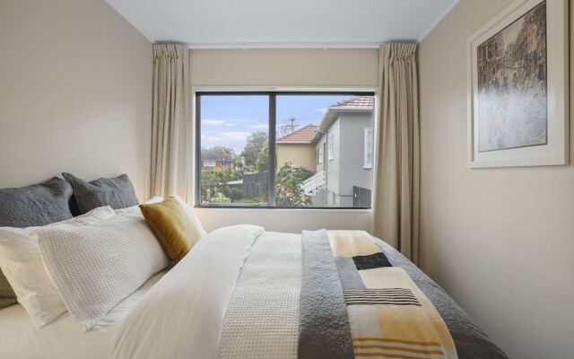 Modern Central Home - Parking & Aircon