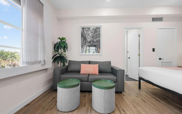 Greenview Hotel by Lowkl