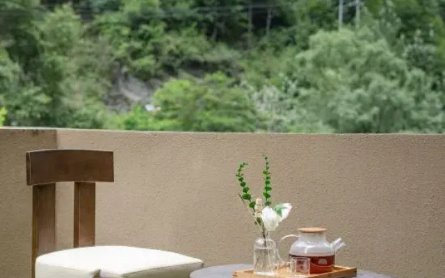 Zhuishan Mingjing Hot Spring Resort Hotel