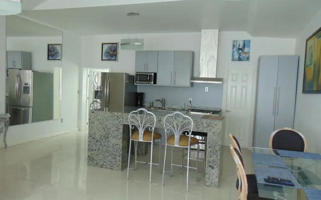 Modern Townhome Prime Location