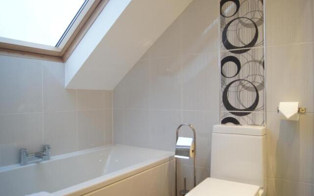 Modern, Cosy Apartment In Bearsden with Private Parking