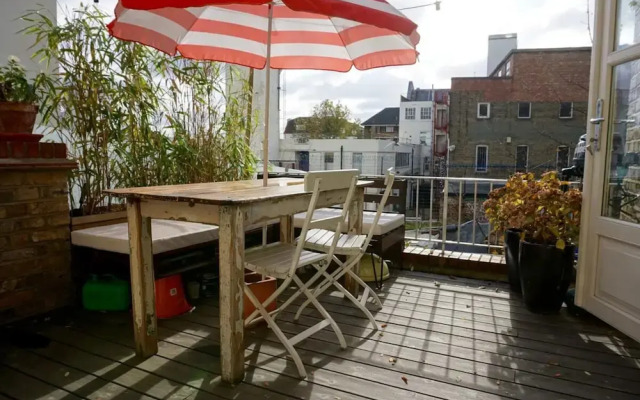 Beautiful Canalside 1-bedroom Flat With Terrace