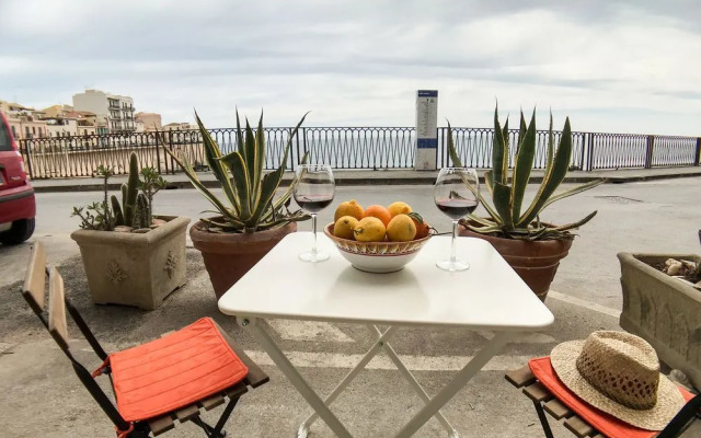 Calarossa beachfront apartment