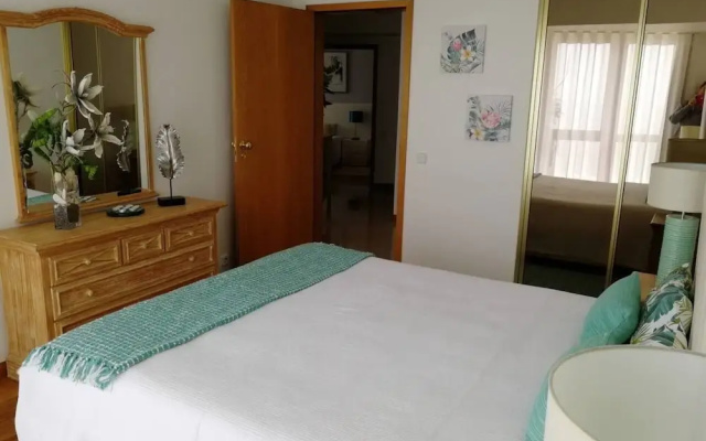 2 Bed Flat - Sleeps 4 - Parking - Wifi