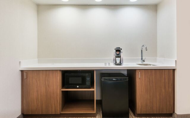 Holiday Inn Express & Suites Bentonville